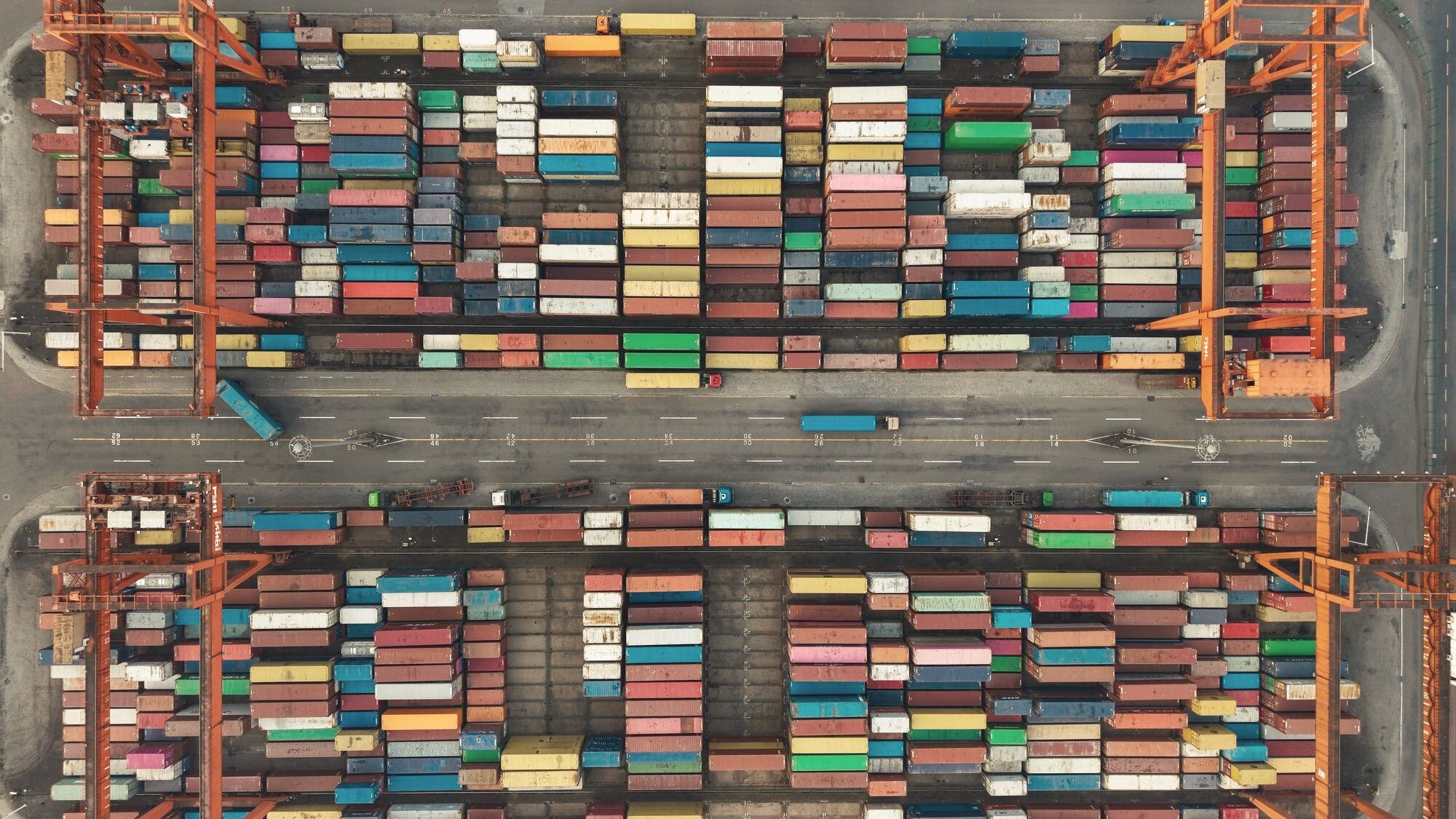Arbeitsplatz mit Unternehmenssoftware auf dem Bildschirm
